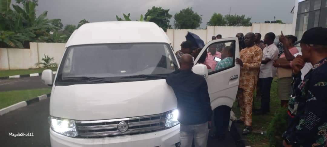 Gov. Bassey Otu Hands Over 14-Seater Bus to Cross River NUJ, Seeks Partnership with the Media