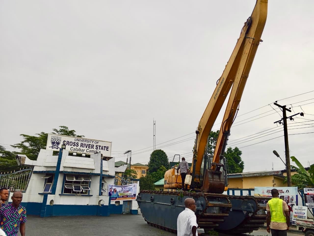 Gov. Otu Deploys Swamp Buggy to Rescue Flood-Hit UNICROSS Staff Quarters